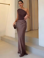 Maxi Chleid mit One-Shoulder Satin