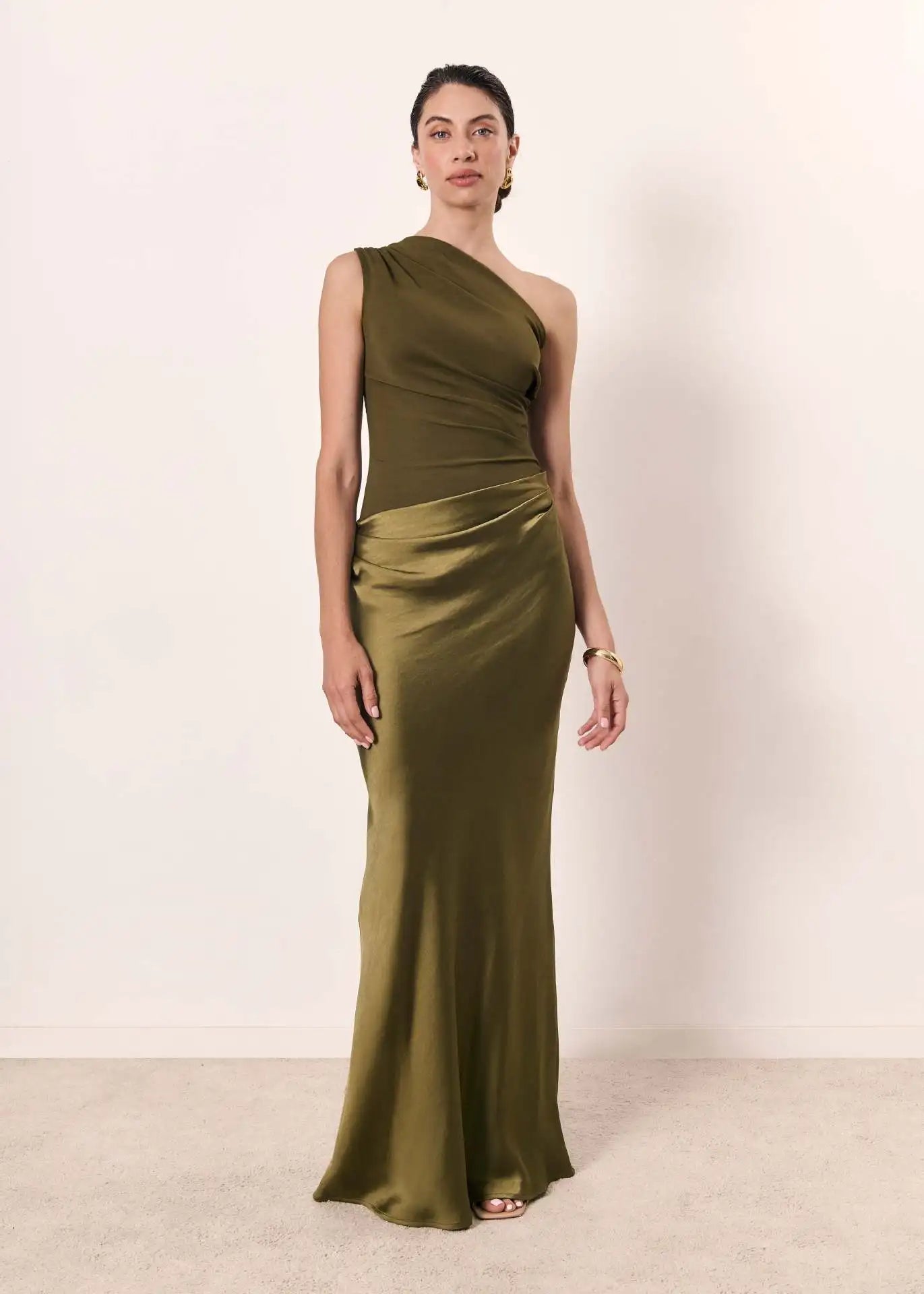 Maxi Chleid mit One-Shoulder Satin