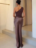 Maxi Chleid mit One-Shoulder Satin