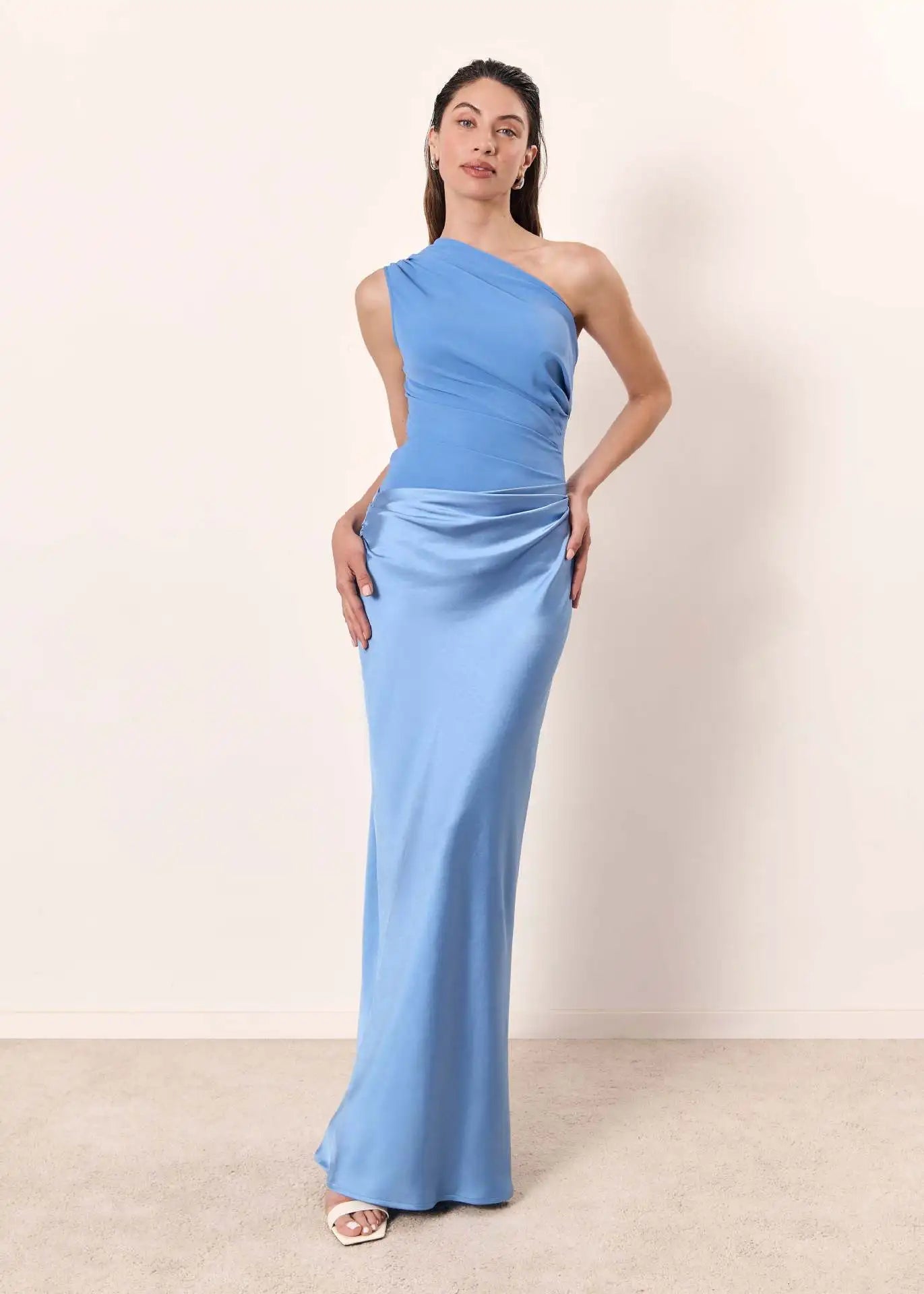 Maxi Chleid mit One-Shoulder Satin